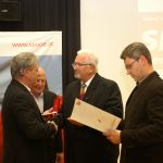 Peter Groiß übergibt die Vikto-Adler-Plakette